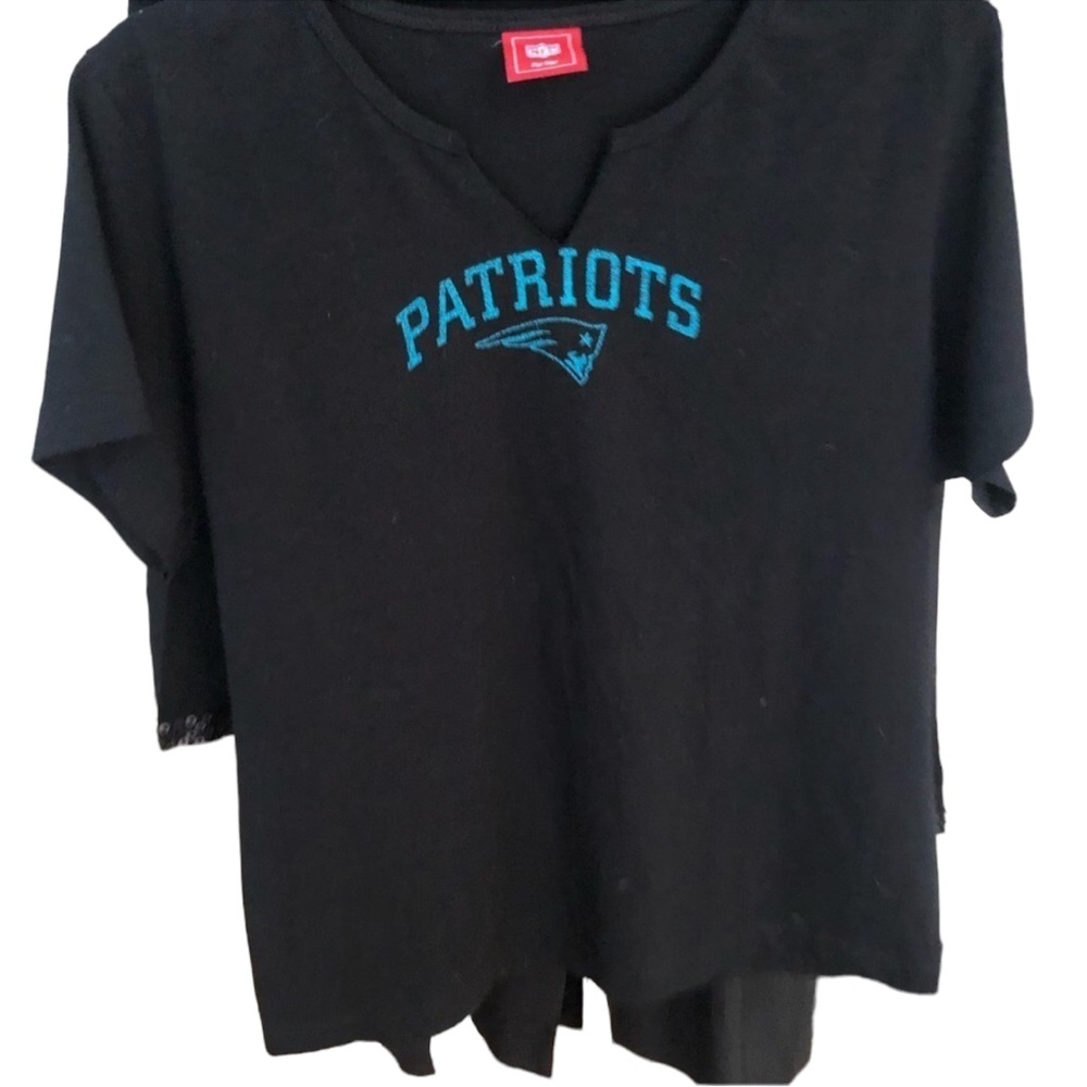 NFL  New England Patriots size large  Tee like new split neckline Go Patriots !🏈
